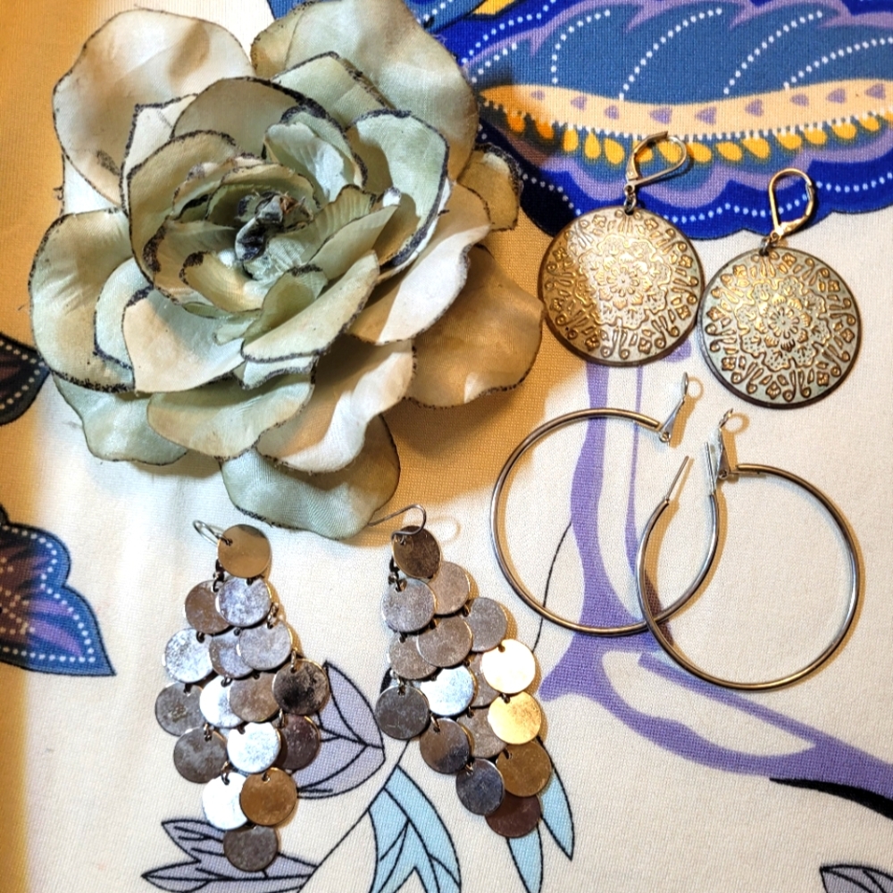 4/$25 3 Earings Piece Bundle.....